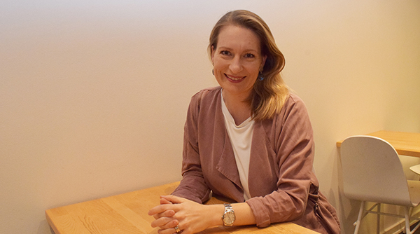 Kvinden fra artiklen ved et bord